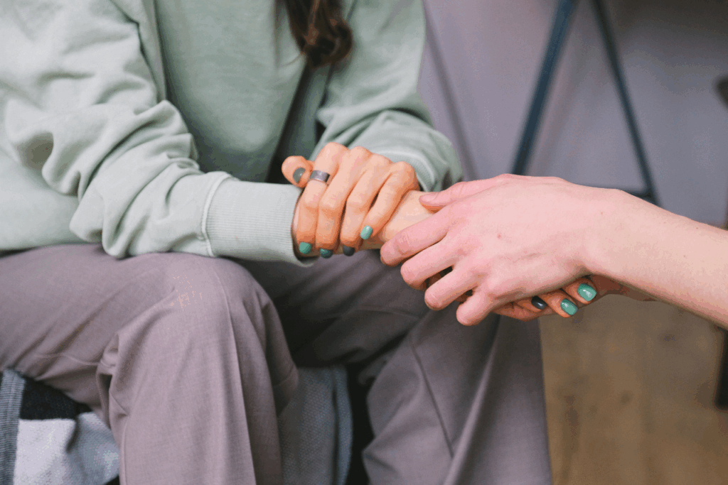 Psicólogo cogiendo de la mano a paciente con ansiedad